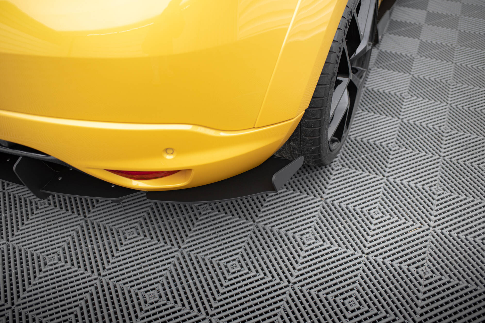 pol_po_rear-side-splitters-renault-megane-mk3-rs-1886_4 ЗАДНИ СТРАНИЧНИ Сплитери RENAULT MEGANE MK3 RS - Image 1