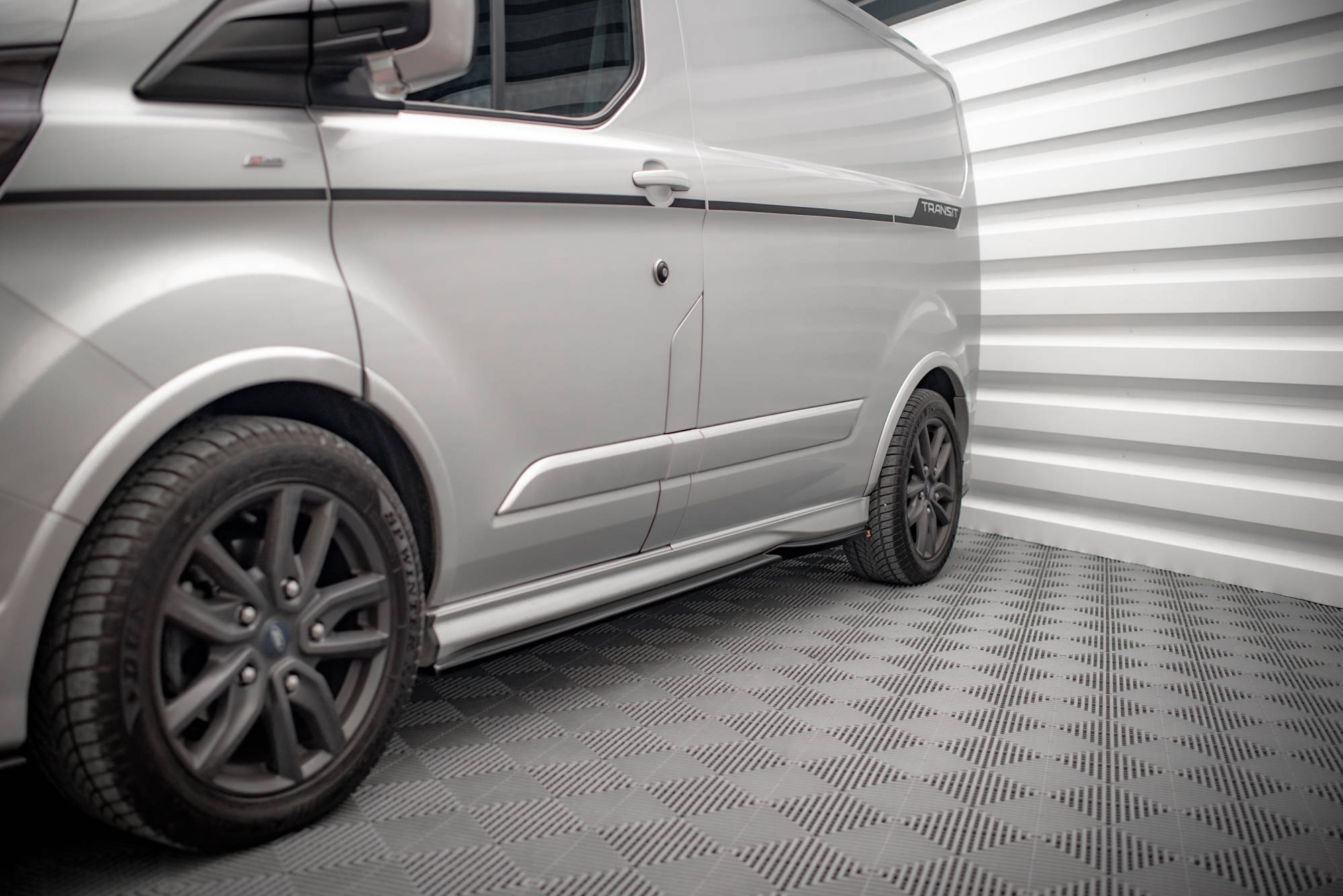 pol_po_side-skirts-diffusers-ford-transit-custom-st-line-mk1-facelift-16500_3 Добавка за прагове Ford Transit Custom ST-Line Mk1 Facelift - Image 1