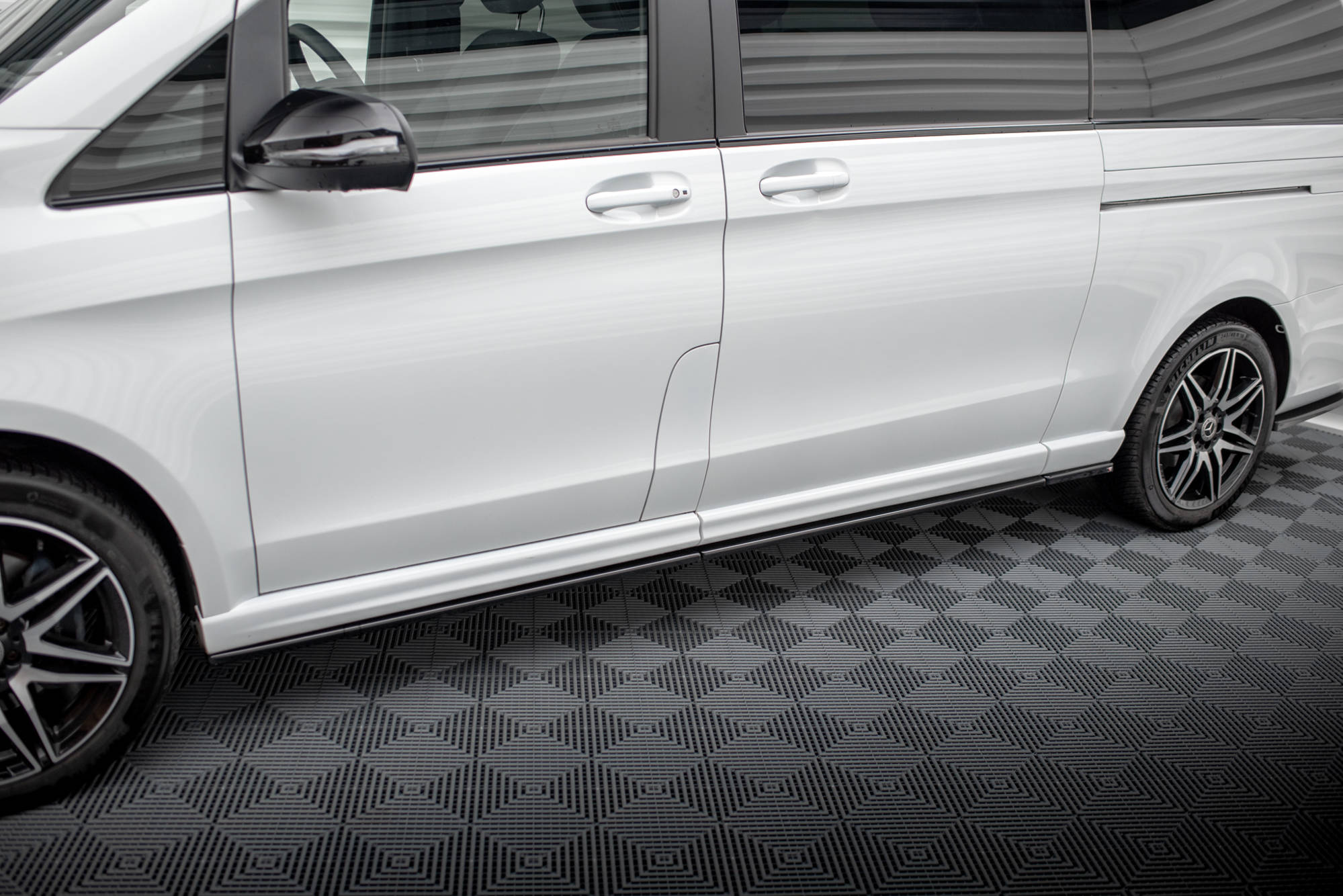 pol_po_side-skirts-diffusers-v-1-mercedes-benz-v-class-extra-long-amg-line-w447-18788_3 Странични прагове Дифузери V.1 Mercedes-Benz V-Class Extra Long AMG-Line W447 - Image 1