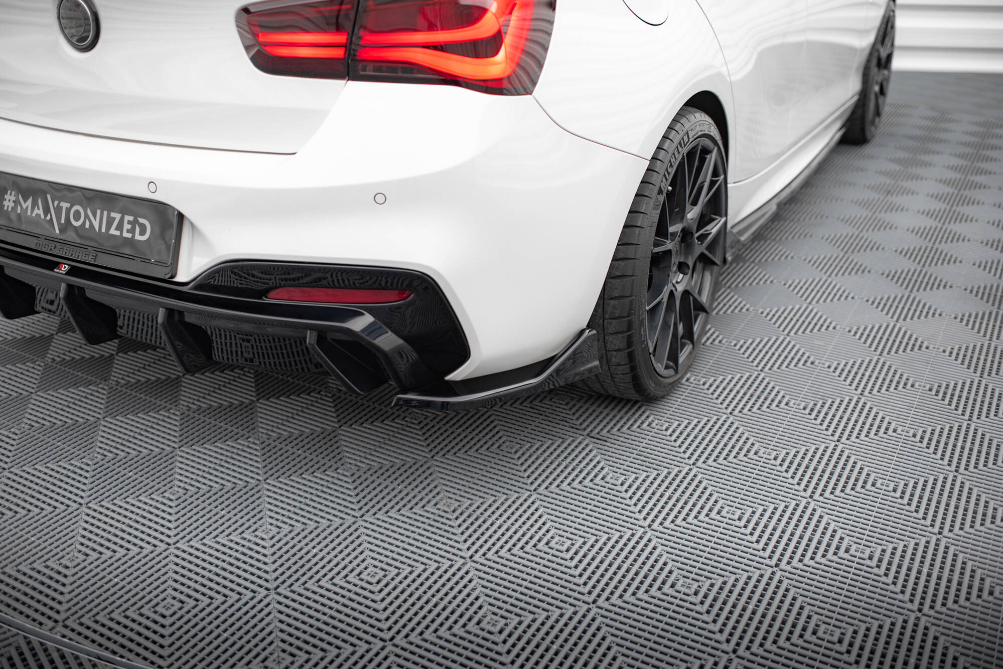 pol_po_rear-side-splitters-for-rear-valance-v-3-bmw-1-m-pack-m140i-f20-facelift-20878_3 Задни странични сплитери (за Добавка за задна броня V.3) BMW 1 M-Pack / M140i F20 Facelift - Image 1