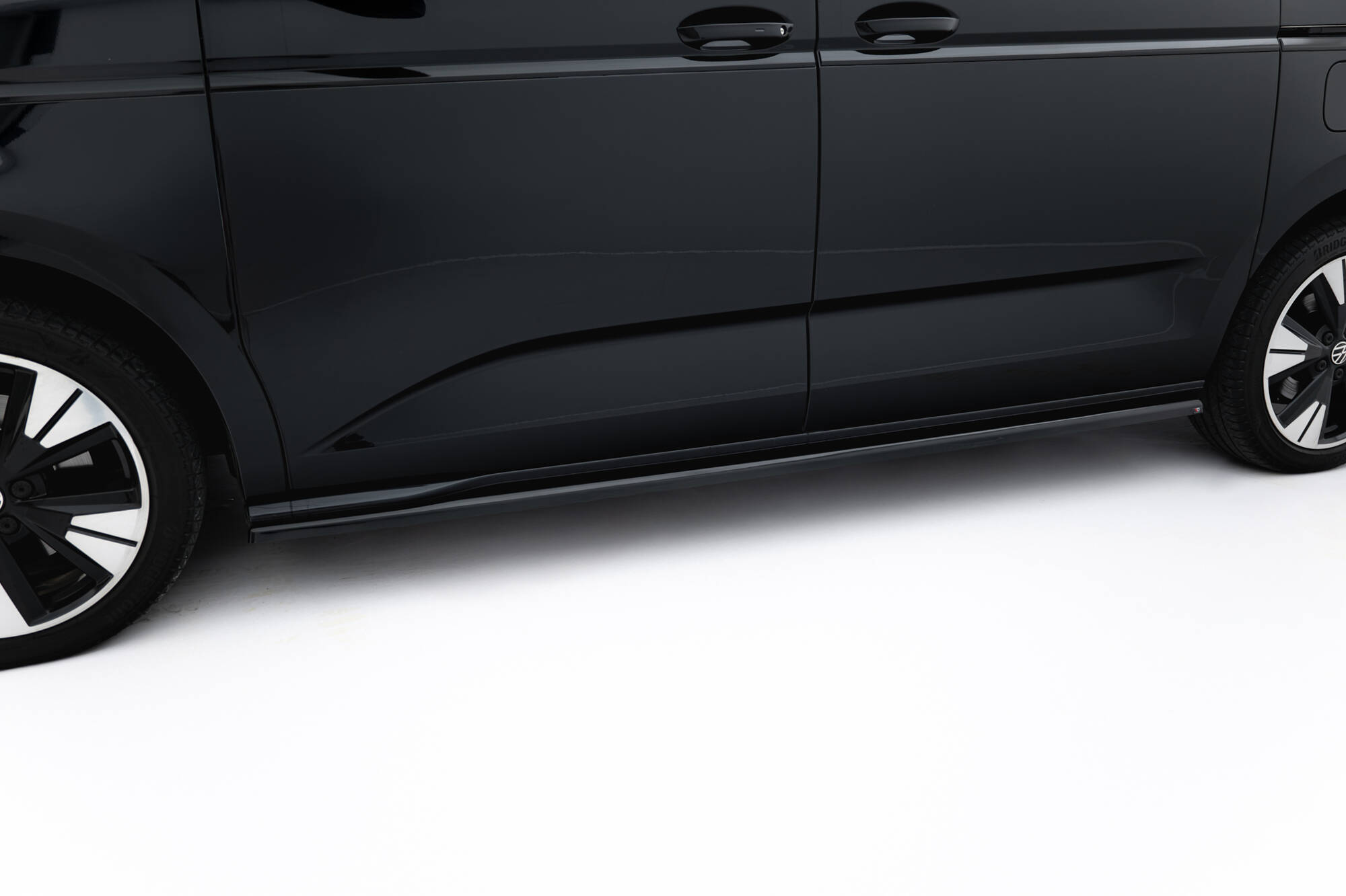 pol_po_side-skirts-diffusers-volkswagen-multivan-long-t7-22546_4 Странични прагове Дифузери Volkswagen Multivan Long T7 - Image 1